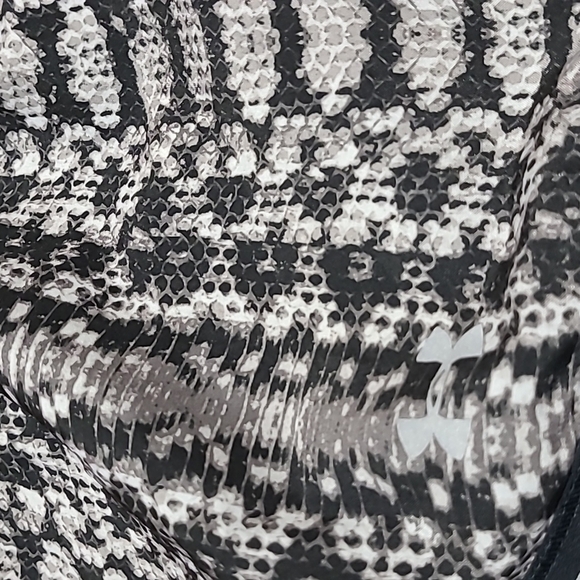 UNDER ARMOUR SNAKESKIN PRINT LOGO SHORTS PRICE FIRM - Picture 4 of 11